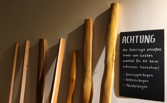 bowfire, BOWFIRE, Bogenschule, Fachhandel, Bogenparcours, Bogen kaufen, Zubehör, Bogenschießen, Bogenreisen, Bogenevents, Kiel, Schleswig Holstein, Deutschland, Bogenbau, Kurs, Workshop, Abendkurs, eigenen Bogen bauen, traditionell, Helmut Ritter, Bogenrohlinge kaufen, Staves kaufen, Wort- Bildmarke, Bowfire, Bogenreisen, meditatives Bogenschießen, einsgerichtetes Bogenschießen, traditionelles Bogenschießen, intuitives Bogenschießen, traditioneller Bogenbau, Bogenbau, traditionelles Bogenschiessen, Schleswig Holstein, Plön, Rendsburg, Eckernförde, Kiel, Stave, Bogenrohlinge, Bogenbaukurse, Kurse, Workshops, Zubehör, Pfeile, Federn, Köcher, Messer, Sehne, Sehnenumwicklung, Leder, Nockpunkt, Nocken, Tips, Recurve, Syahs, Eibe, Osage Orange, Hasel, Manau, Rattan, Esche, Hickory, Bambus, Eberesche, Weißdorn, Backing, Sehnenbacking, Bogenworkshop, in zwei Tagen, Zubehörworkshop, Zielscheiben aus Ethafoam, Bogensport, Fachhandel, Bogenfestival, bogenguide, Parcours, Deutschlands Parcours,