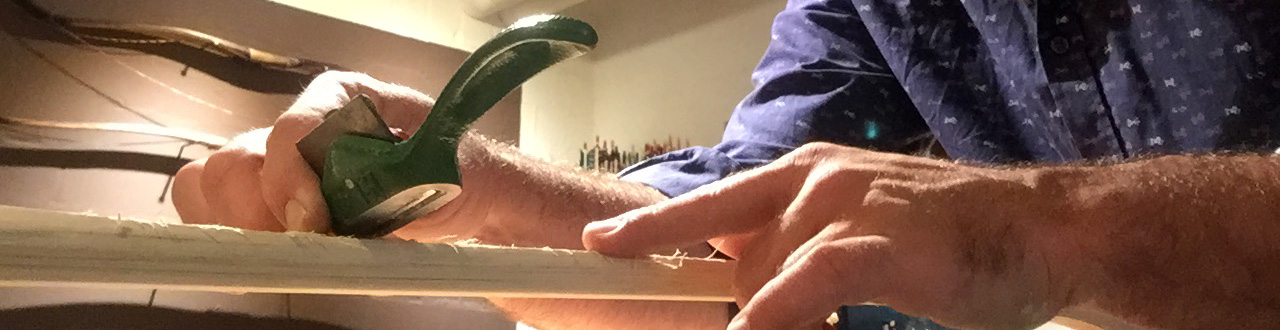 Ziehklinge, Ziehmesser, BOWFIRE, bowfire, Meisterbogen, regelmäßiger Workshop, Intensivbogen, Bogenbauen an zwei Tagen, Kurs, Workshop, Schnupperbogen, Kinderbogenworkshop, Kinderbogenbaukurs, Bogen bauen, Pfeile kaufen, Pfeile bestellen, traditionelle Pfeile kaufen, Holzpfeile kaufen, Bogen bauen, Bowfire, Bogenreisen, meditatives Bogenschießen, einsgerichtetes Bogenschießen, traditionelles Bogenschießen, intuitives Bogenschießen, traditioneller Bogenbau, Bogenbau, traditionelles Bogenschiessen, Schleswig Holstein, Plön, Rendsburg, Eckernförde, Kiel, Stave, Bogenrohlinge, Bogenbaukurse, Kurse, Workshops, Zubehör, Pfeile, Federn, Köcher, Messer, Sehne, Sehnenumwicklung, Leder, Nockpunkt, Primitivbogen, Nocken, Tips, Recurve, Syahs, Eibe, Osage Orange, Hasel, Manau, Rattan, Esche, Hickory, Bambus, Eberesche, Weißdorn, Backing, Sehnenbacking, Bogenworkshop, in zwei Tagen, Zubehörworkshop, Zielscheiben aus Ethafoam, Bogensport, Fachhandel, Bogenfestival, bogenguide, Parcours, Deutschlands Parcours, Abendkurs, Abendworkshop, ethafoam, Ziele, Dart, Trainerstunde Bogenschießen, Bogenhülle, Einführung ins Bogenschießen, Armschutz, Armschoner, Lochzange, Flachdexel, Damast, Messer, geschmiedet, Beil, Köcher,