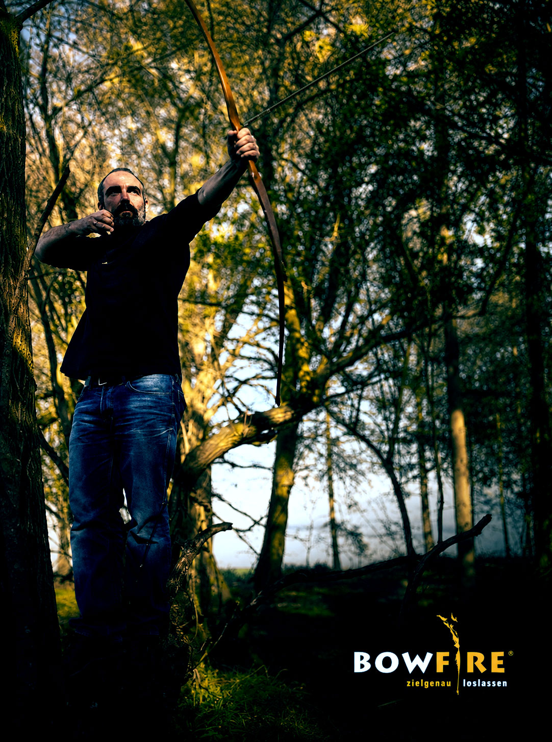 Bogenschütze schießt im Wald