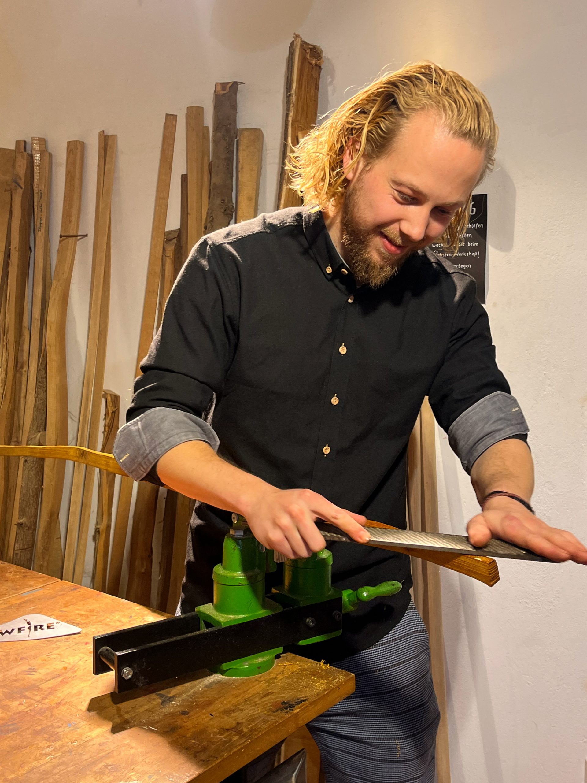 Arbeit an einem traditionellen Holzbogen