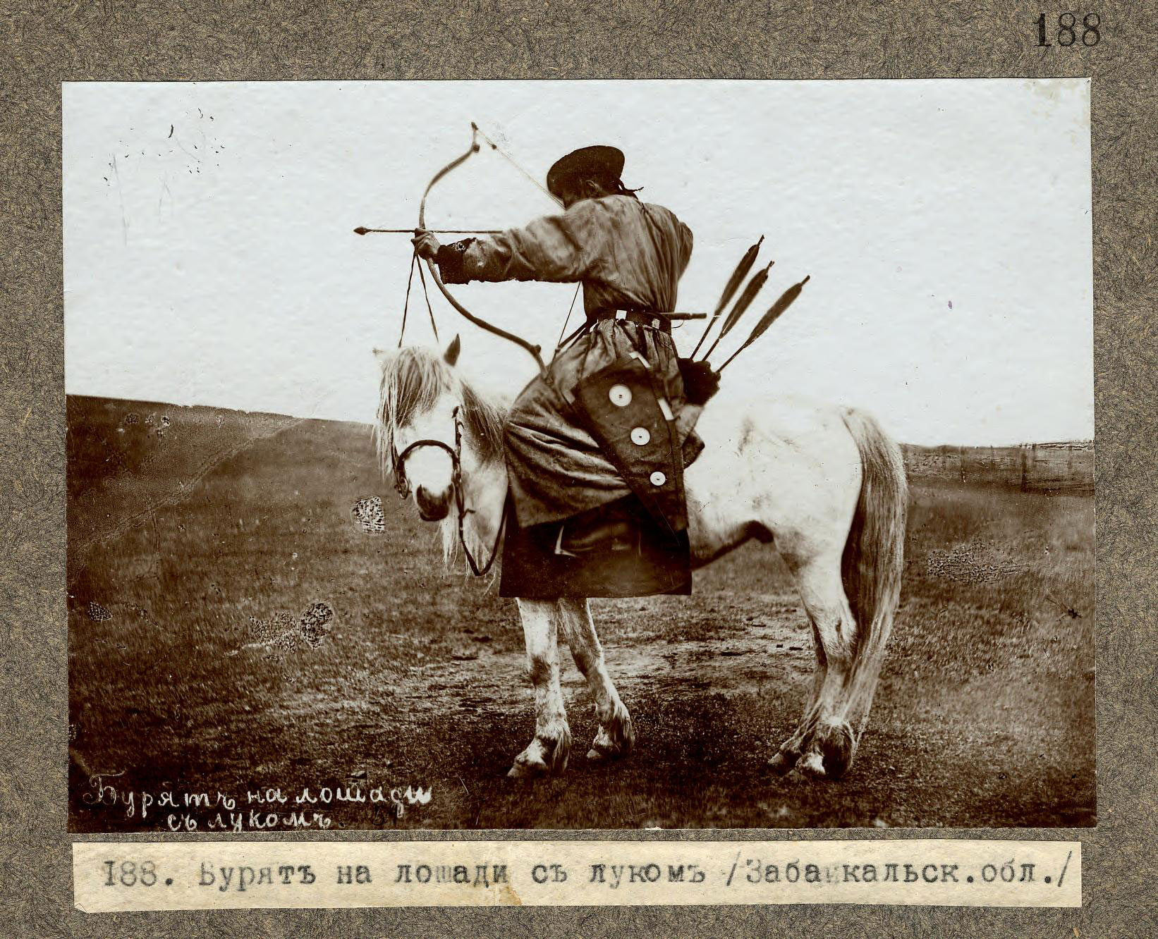 Historische Aufnahme eines Burjaten zu Pferd mit Bogen