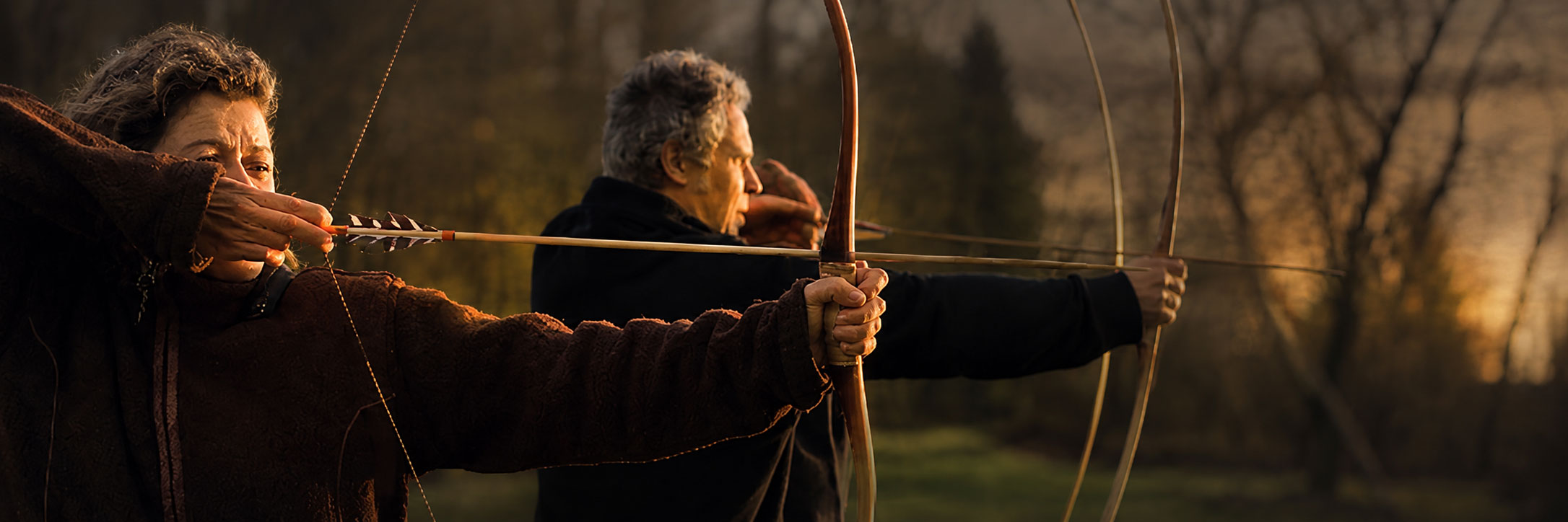 Fertiger traditioneller Holzbogen beim Einschießen