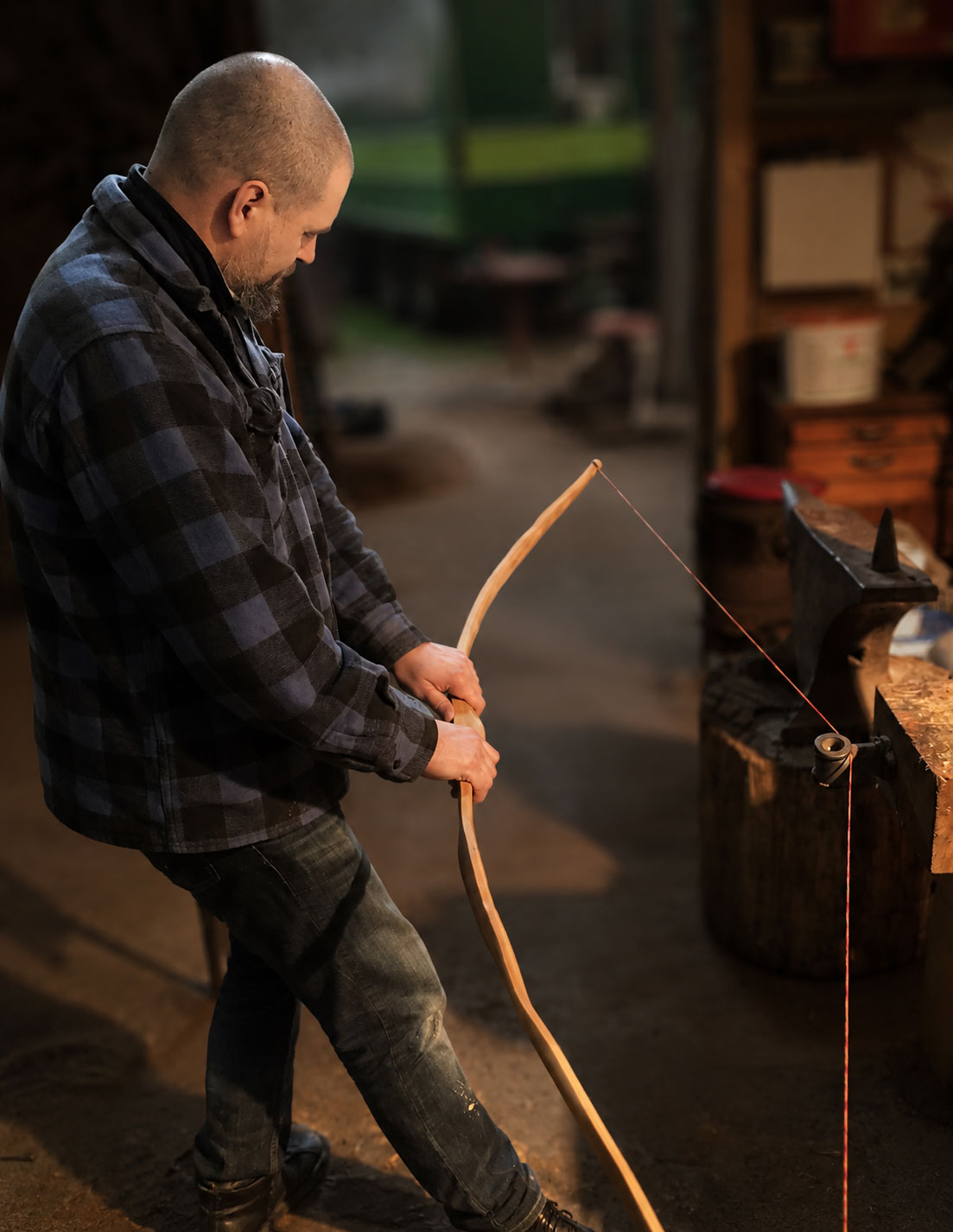 Traditioneller Holzbogen beim Tillern