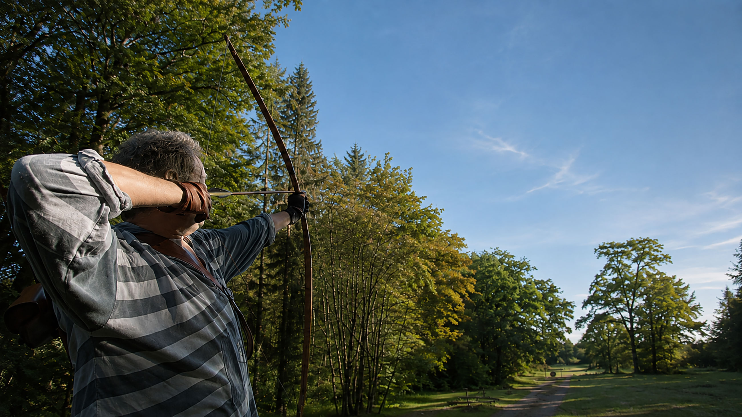 Cloutschießen bei Bowfire – ein Pfeil steigt hoch in den Himmel